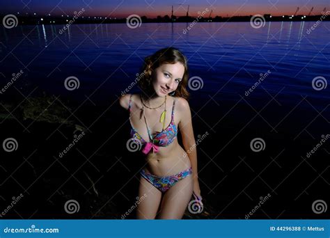 Eine Vorbildliche Aufstellung Des Brunettebikinis Auf Einem Strand My Xxx Hot Girl