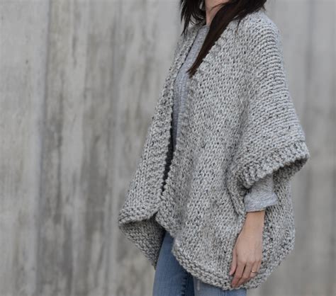 This soft, slouchy cardigan is a fall wardrobe essential. Telluride Easy Knit Kimono Pattern - Mama In A Stitch