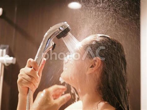 シャワーを浴びる外国人女性 No 24480653写真素材なら写真AC無料フリーダウンロードOK