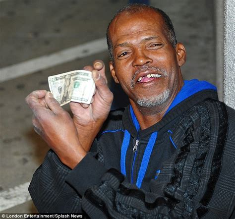 Iggy Azalea Autographs 20 Bill For Homeless Man At La Gas Station