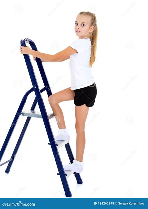 一个小女孩爬梯子 库存照片 图片 包括有 快乐 女性 活动家 家庭 生活方式 女孩 偶然 134262198
