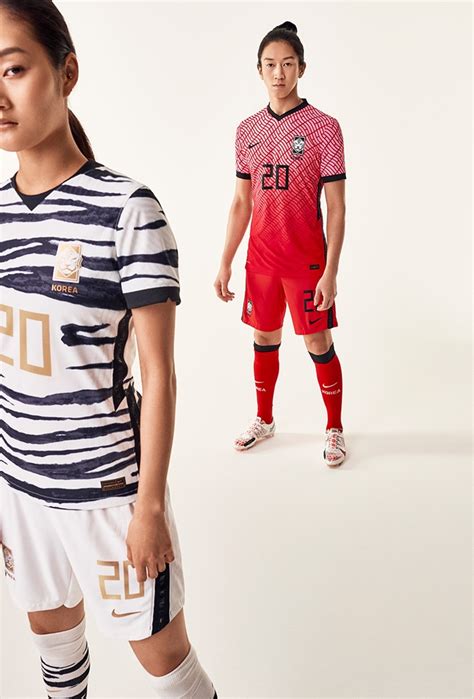 1948년 하계 올림픽에서 처음 국제 무대에 발을 내디뎠고 1954년 fifa 월드컵을 통해 처음 월드컵 본선 무대를 밟은 이후 1986년 fifa 월드컵부터 2018년 월드컵까지 아시아에서 유일하게 9회 연속 본선에. Nike 2020 대한민국 축구 국가대표 유니폼 공개 - VISLA Magazine