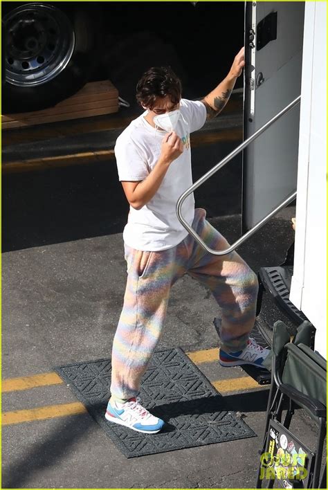 For styles, this meant a cozy brown hoodie and grey sweatpants topped off with a hot pink cashmere beanie by cult label la ligne. Harry Styles, Olivia Wilde, & More Spotted on 'Don't Worry ...