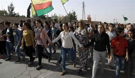 Video Turkish Army Fires Tear Gas At Kurdish Protesters In Kobane