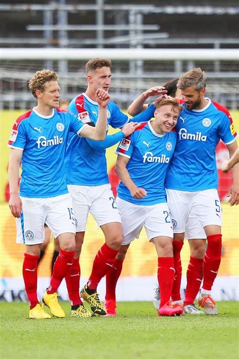 22 adressen zu fußball in kiel mit telefonnummer, öffnungszeiten und bewertung gefunden. 2. Liga: Holstein Kiel besiegt VfB Stuttgart | NDR.de ...