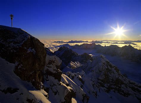 Blick Von Der Zugspitze Mit Gipfelkreuz Höchster Berg Deutschlands