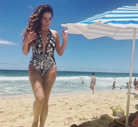 Aos Anos Claudia Ohana Posa De Mai Ao Curtir Dia De Praia Revista Marie Claire Celebridades