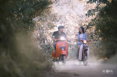 Tentunya kini telah terbayang dalam benak anda beserta pasangan prewedding pas bergaya klasik yang telah kita ulas tadi bukan. Prewedding Naik Vespa by Aloka Bali | Bridestory.com