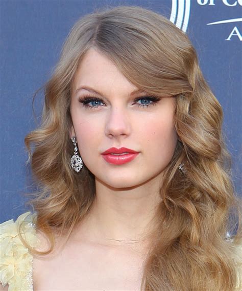 Taylor Swift Long Wavy Dark Blonde Hairstyle With Side Swept Bangs 7fb