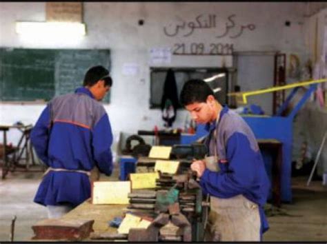 Un chercheur est un scientifique de haut niveau qui recherche, expérimente et fait progresser sa discipline : Avec Ahmed, à la recherche d'un métier - Université Frère ...