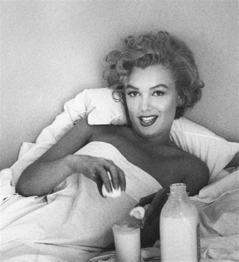 1953 Bel Air Hotel Session Bed Marilyn Par André De Dienes Divine Marilyn Monroe