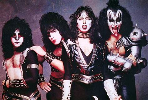 Rare Pic Of Eric Carr And Vinnie Vincent W Makeup Vinnie Vincent Eric Carr Kiss Members