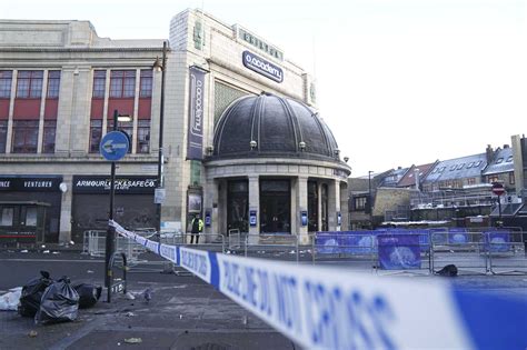 Woman Dies After Concert Crush Outside Londons O2 Brixton Academy Trendradars