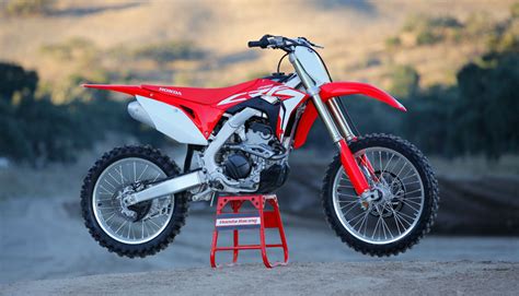 A honda crf250r demonstrou, desde sempre, o seu valor na competitiva batalha da classe mx2. First Ride Impression: 2018 Honda CRF250R - Dirt Bike Test