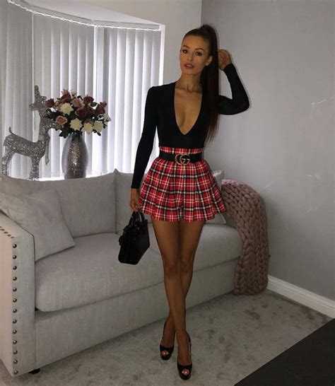 pin by 𝙰𝚣𝚊🦋 on lᴀ mᴀɴɪᴇ̀ʀᴇ flirty outfits pleated mini skirt outfit mini skirts