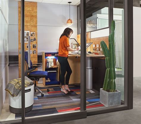 微软联合 Steelcase 展示由 Surface 驱动的现代工作空间 Livesino 中文版 微软信仰中心