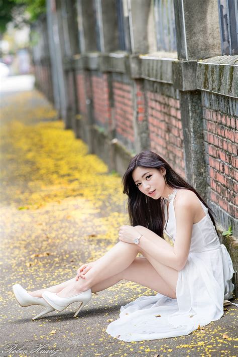 Kiki Hsieh Modelo Mujer Morena Pelo Largo Vestido Blanco Sentado