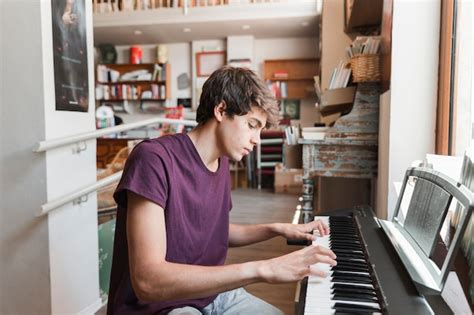 Adolescent Mâle Jouant Du Piano Photo Gratuite