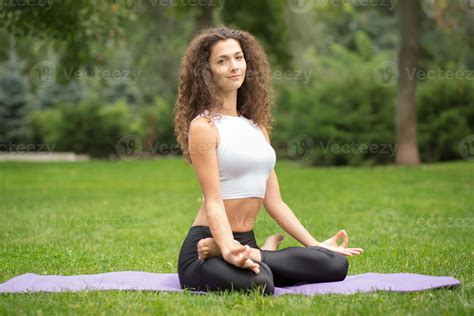 Linda mujer haciendo yoga meditación en posición de loto Foto de