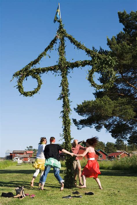 how people celebrate midsummer in sweden