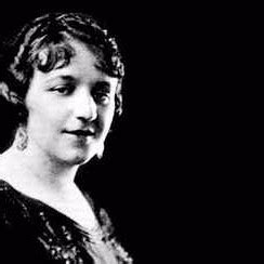 Algunas de ellas alcanzaron gran popularidad y fueron grabadas por intérpretes de diferentes géneros. María Grever - Cuando vuelva a tu lado Lyrics | Genius Lyrics