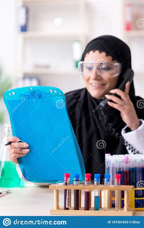El Qu Mico De Sexo Femenino En El Hijab Que Trabaja En El Laboratorio Imagen De Archivo Imagen