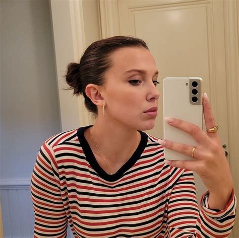 Selfie Mirror Em 2021 Millie Bobby Brown Bobby Fotos Com Namorado