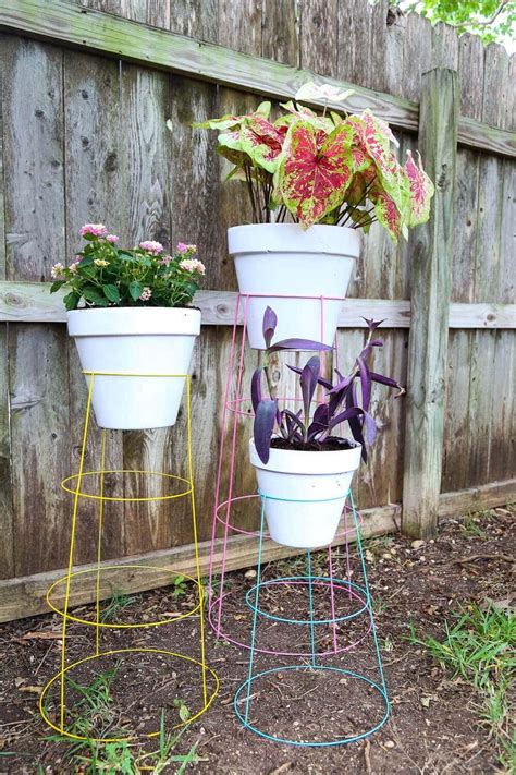 Diy Tomato Cage Plant Stands In 2020 Diy Plant Stand Diy Plants