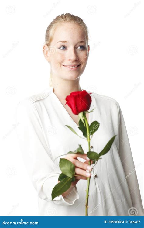 jovem senhora de sorriso que guardara uma rosa vermelha foto de stock imagem de datar