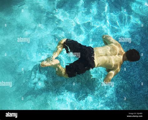 Junge Beim Schwimmen Fotos Und Bildmaterial In Hoher Auflösung Alamy