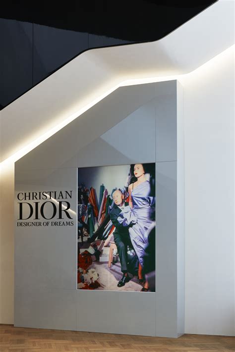 Christian Dior Diseñador De Sueños Se Presenta En El Victoria