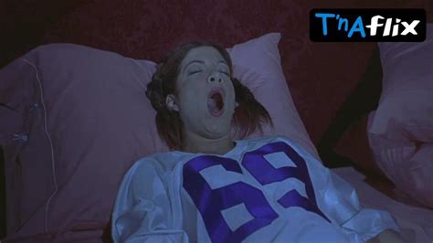 Tori Spelling Bush Underwear Scene In Scary Movie 2 Porn Videos
