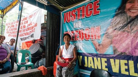 Gesmokkeld Een Filipijnse Vrouw Werd Door Haar Buren Naar De Dodencel