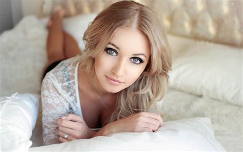 Wallpaper Women Model Blonde Long Hair Looking At Viewer Green Eyes In Bed Cleavage