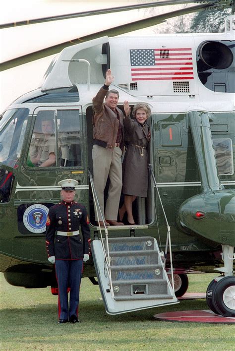 Filepresident Ronald Reagan And Nancy Reagan Waving From The