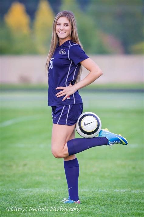 Pin By Wichian Wancham On เซ็กซี่กีฬา Soccer Photography Poses Soccer Senior Pictures Girls