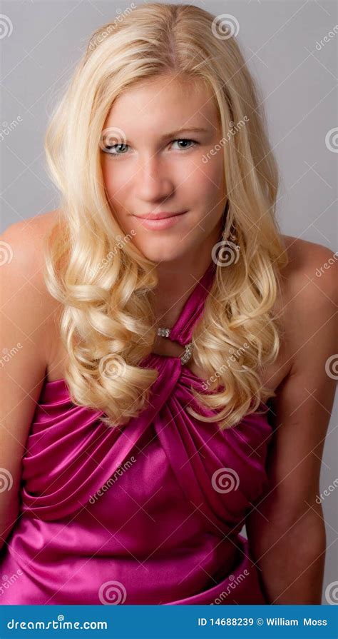 Femme Blond Dans La Robe Rose Image Stock Image Du éclat Bronzage