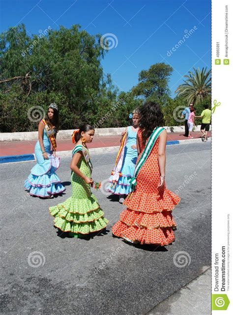 Filles Espagnoles Dans Des Robes De Flamenco Photo éditorial Image du
