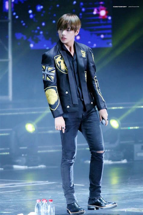 V posed some photos of his dig (full. Taehyung's Body (@taehyungsbody) | Твиттер | Кей поп ...