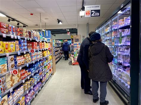 Koppel Runt Gloednieuwe Carrefour Express In Paalstraat Als Klein