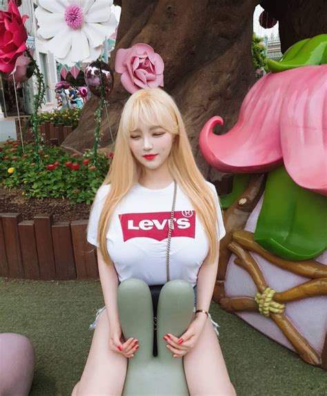 Instagram의 쩡이🌹🇰🇷님 “토끼 타기 🐰 바지 안 입은거 아님” 모델 패션 소녀
