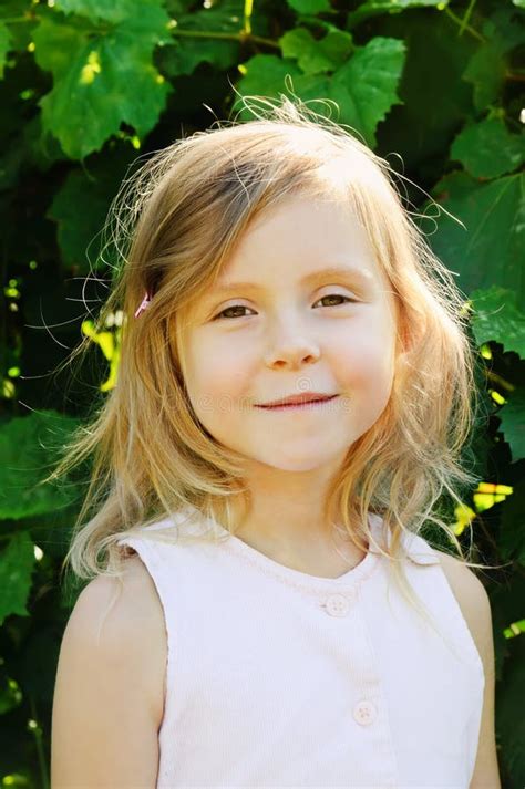 Vijf Van Het Oude Kaukasische Blonde Kindjaar Meisje Stock Afbeelding
