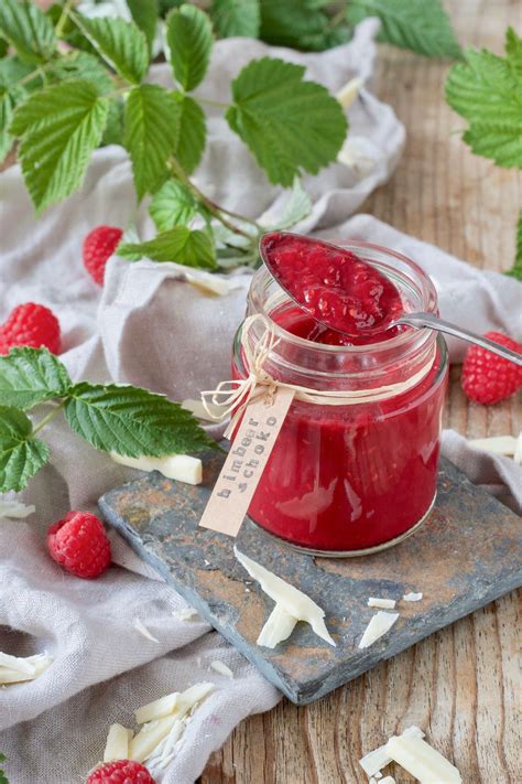 Die menge der produkte ist minimal, das ergebnis ist erstaunlich schön und lecker. Himbeermarmelade mit weißer Schokolade - Rezept - Sweets ...