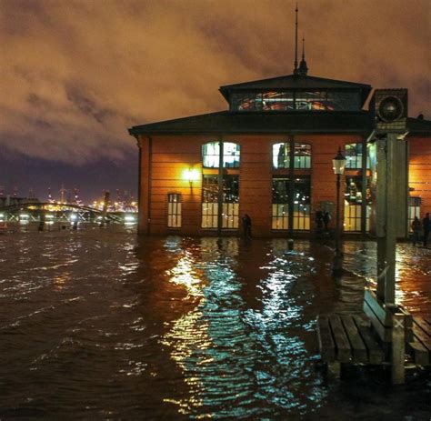 Damals erteilten die stadtväter aus hamburg den fischern aus der region eine. Orkantief: Hamburger Fischmarkt überflutet - Bilder ...