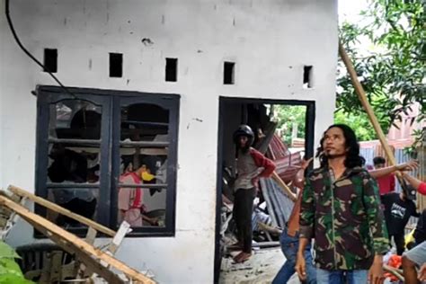 Massa Rusak Rumah 2 Remaja Penculik Dan Pembunuh Bocah 11 Tahun Di Makassar