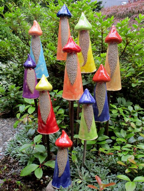 Holzschaukeln sind besonders beliebte spielgeräte für den garten. farbenfrohe Wichtel aus Keramik für den Garten | Mosaik ...