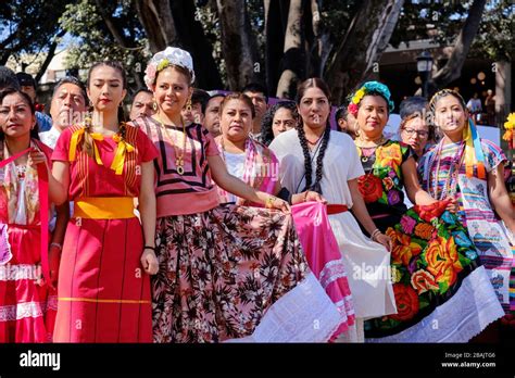 Mujeres En Diversos Vestidos Regionales Tradicionales En El Día