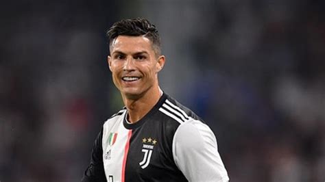 لقي مصفف شعر النجم البرتغالي، ونجم نادي يوفنتوس الإيطالي كريستيانو رونالدو؛ مقتله بعد تعرضه لعدة طعنات بأحد فنادق. بالفيديو.. كريستيانو رونالدو يسخر من «كورونا» بمصافحة ...