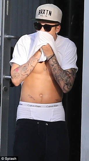 Hopes Blog Not Quite Marky Mark Justin Bieber Flashes His Calvin