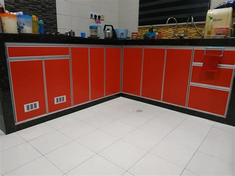 Anda dapat menempatkan lemari aluminium gantung dengan pintu kaca pada bagian atas dengan warna senada dengan dinding dapur. Pertama Kali DIY, Ini Perkongsian Pintu Kabinet Dapur Guna ...